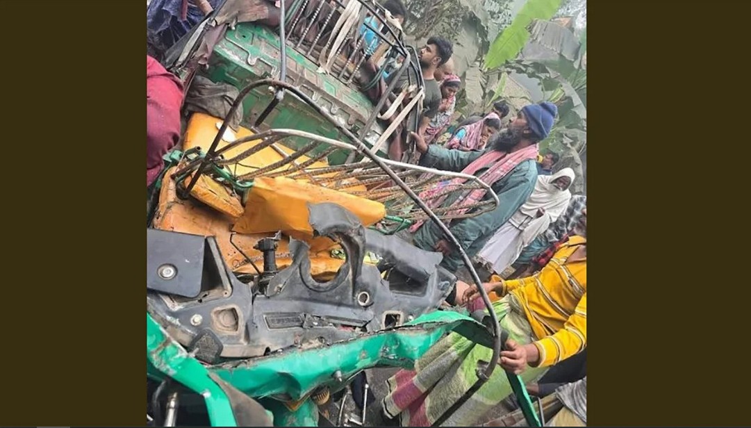 রাণীনগরে ঈদ আনন্দের ভটভটি উল্টে কিশোর নিহত,আহত-৮