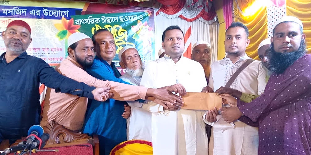 ‎পাঁচবিবিতে ওয়াজ মাহফিলে অর্ধ লক্ষ টাকা দিলেন মেয়র প্রার্থী শামীম হোসেন