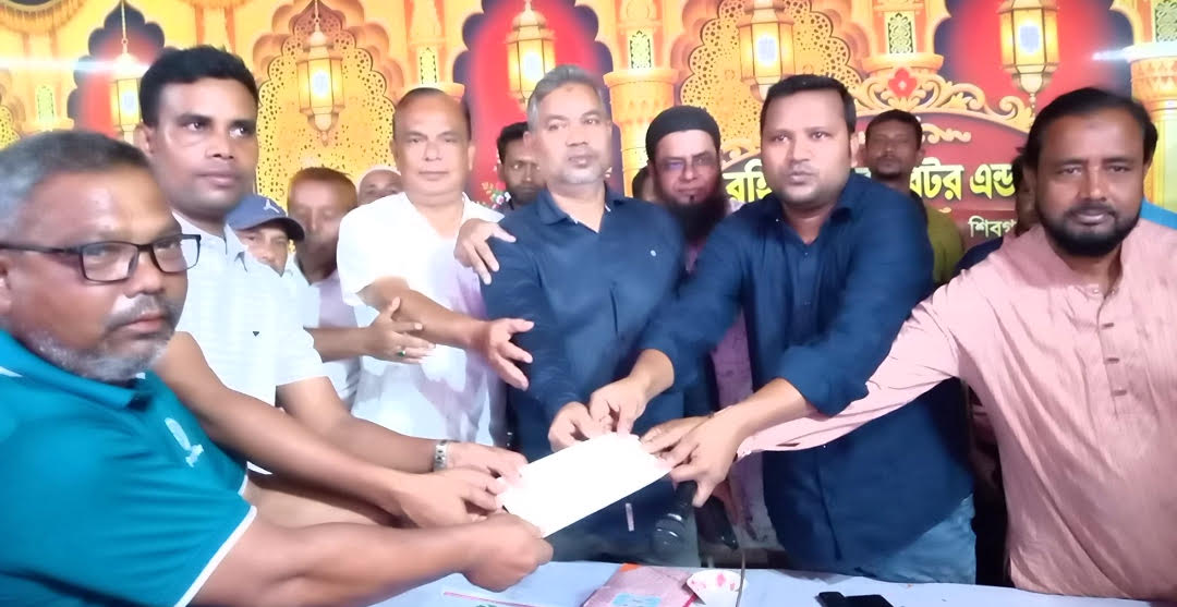 পাঁচবিবি পৌরসভায়  ছয় পূজামণ্ডপে মেয়র প্রার্থী শামীমের ১ লাখ ৩০ হাজার টাকা অনুদান