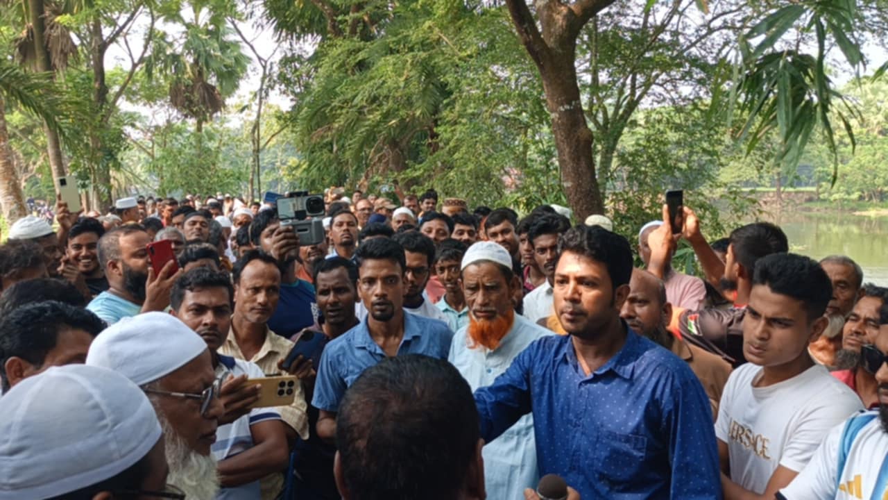 তিন কোটি টাকার প্রকল্পে নদী পরিষ্কারের কাজ বন্ধ, ক্ষুব্ধ স্থানীয়রা