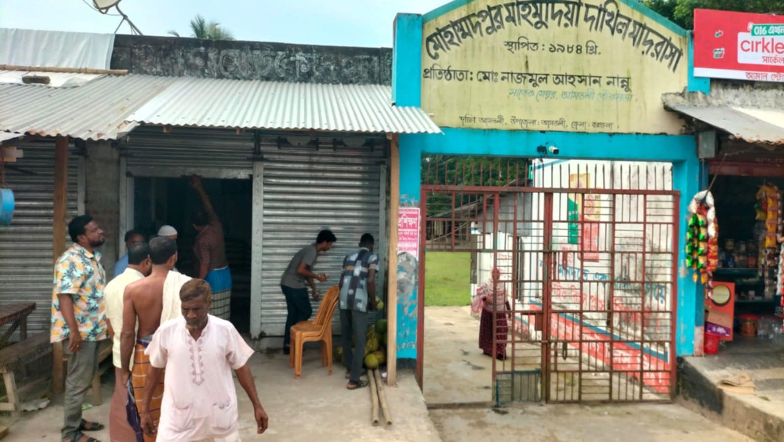 আমতলীতে পুলিশ স্টল দখলমুক্ত করার এক ঘণ্টা পর ফের দখলের অভিযোগ শ্রমিকদল নেতার বিরুদ্ধে