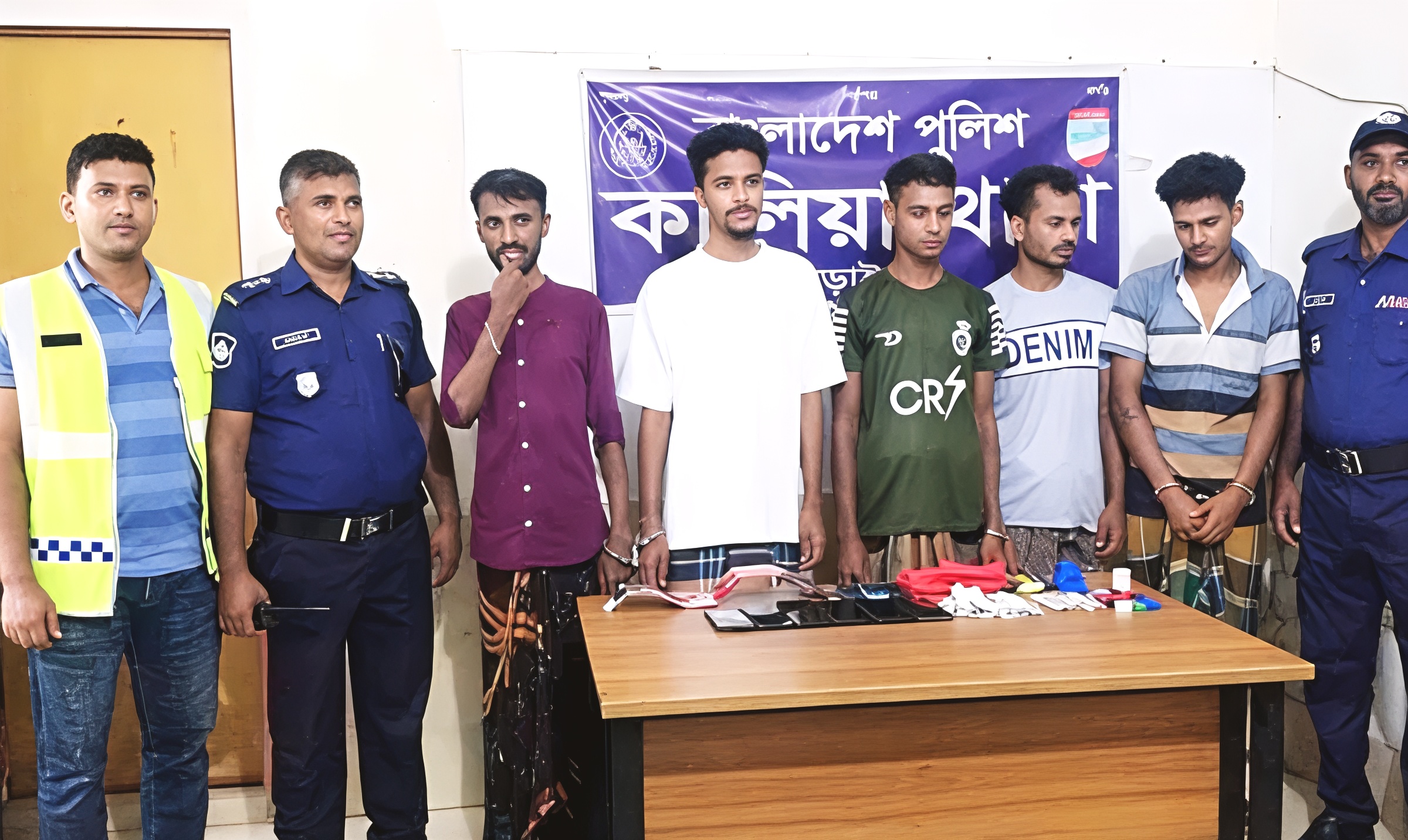 অনলাইনে গ্রাহক ঠকানোর অভিযোগে ‘ইলিশ বাড়ি’ অ্যাপ চক্রের ৫ জন আটক
