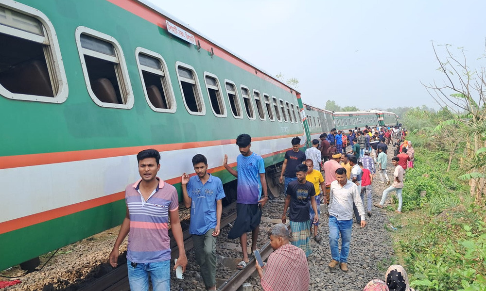 বগুড়ায় ট্রেনের বগি লাইনচ্যুতের ঘটনায় আহত অর্ধশতাধিক