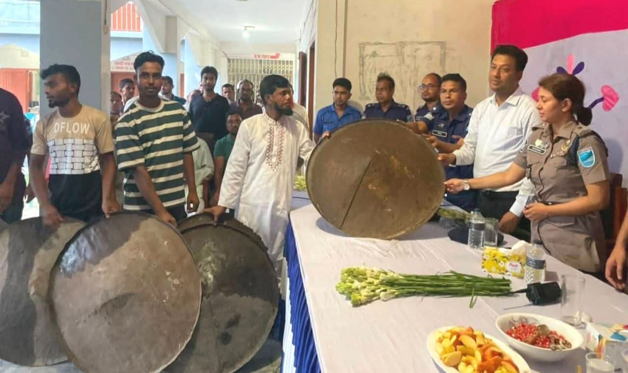 সালথায় সংঘাত নিরসনে দেশীয় অস্ত্র জমাদান, ফুল দিয়ে বরণ করে নিলো প্রশাসন