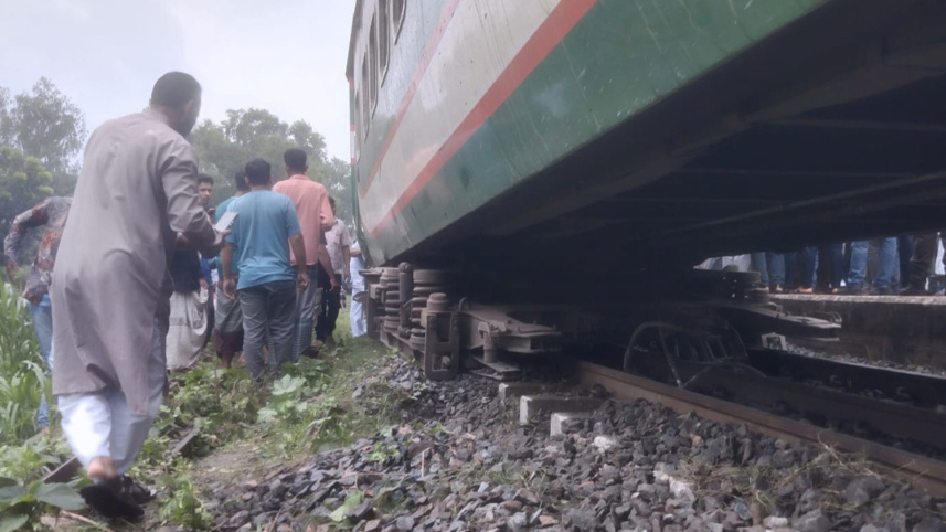 সিল্কসিটি এক্সপ্রেস লাইনচ্যুত, ঢাকার সঙ্গে উত্তরাঞ্চলের রেল যোগাযোগ বন্ধ
