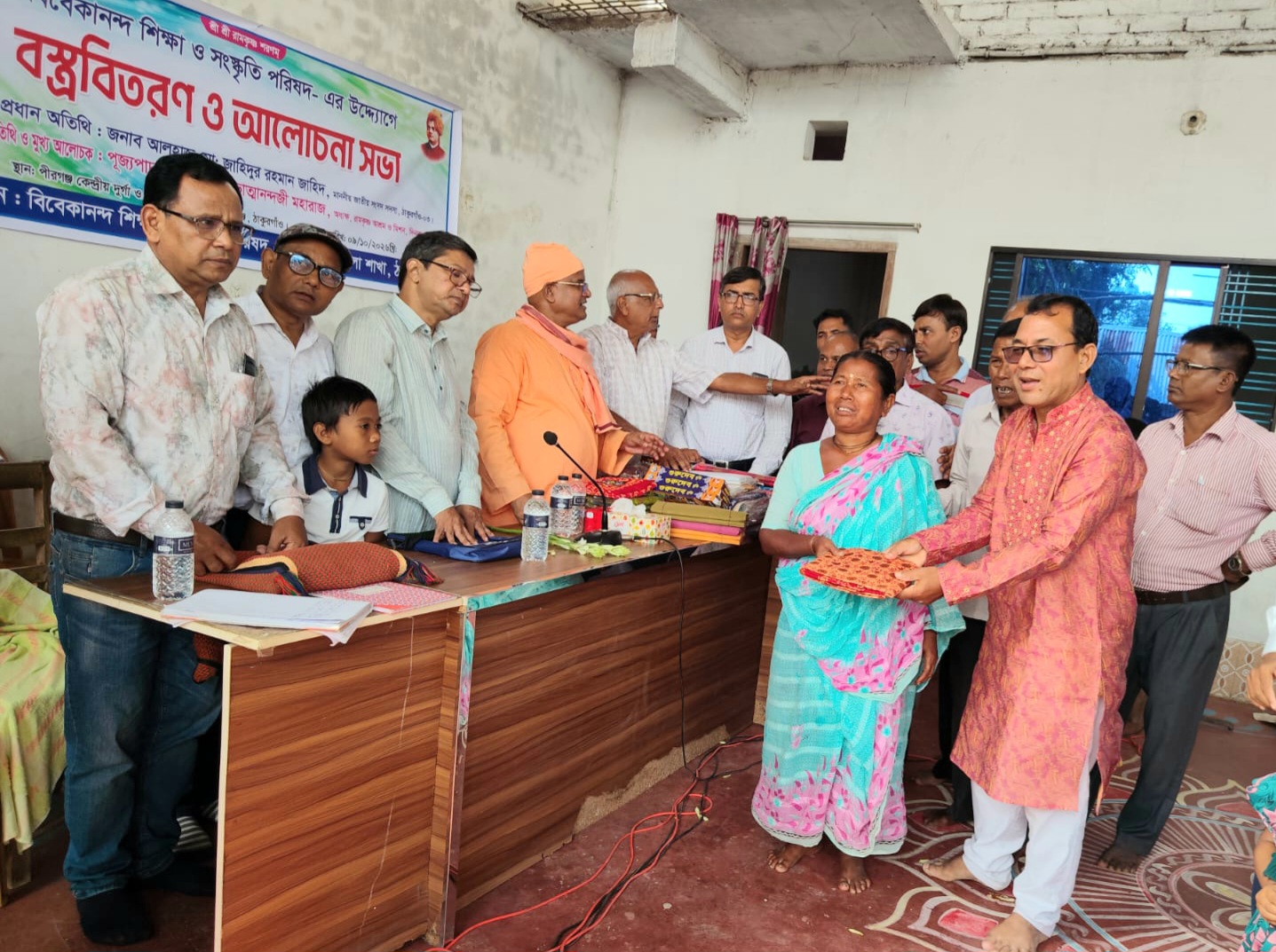 পীরগঞ্জে শারদীয় দুর্গাপূজা উপলক্ষ্যে দুঃস্থদের মাঝে বস্ত্র বিতরণ