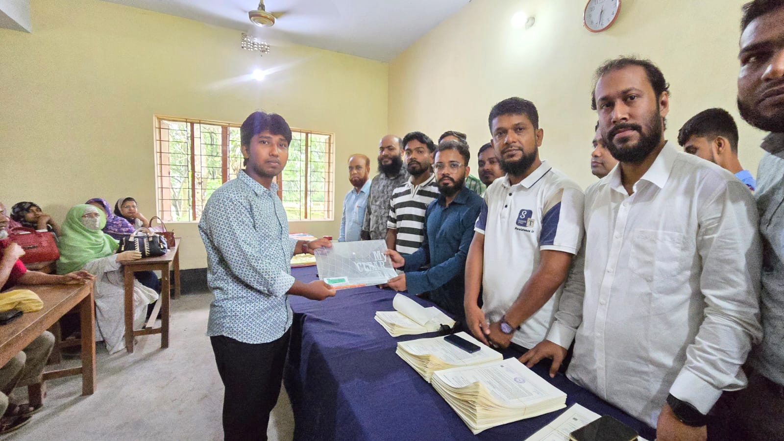 বগুড়ায় এইচএসসি পরীক্ষার্থীদের শিক্ষা উপকরণ দিল ছাত্রদল