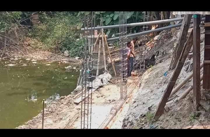 আত্রাইয়ে পরিষদের  জায়গা দখল করে স্থাপনা নির্মাণ