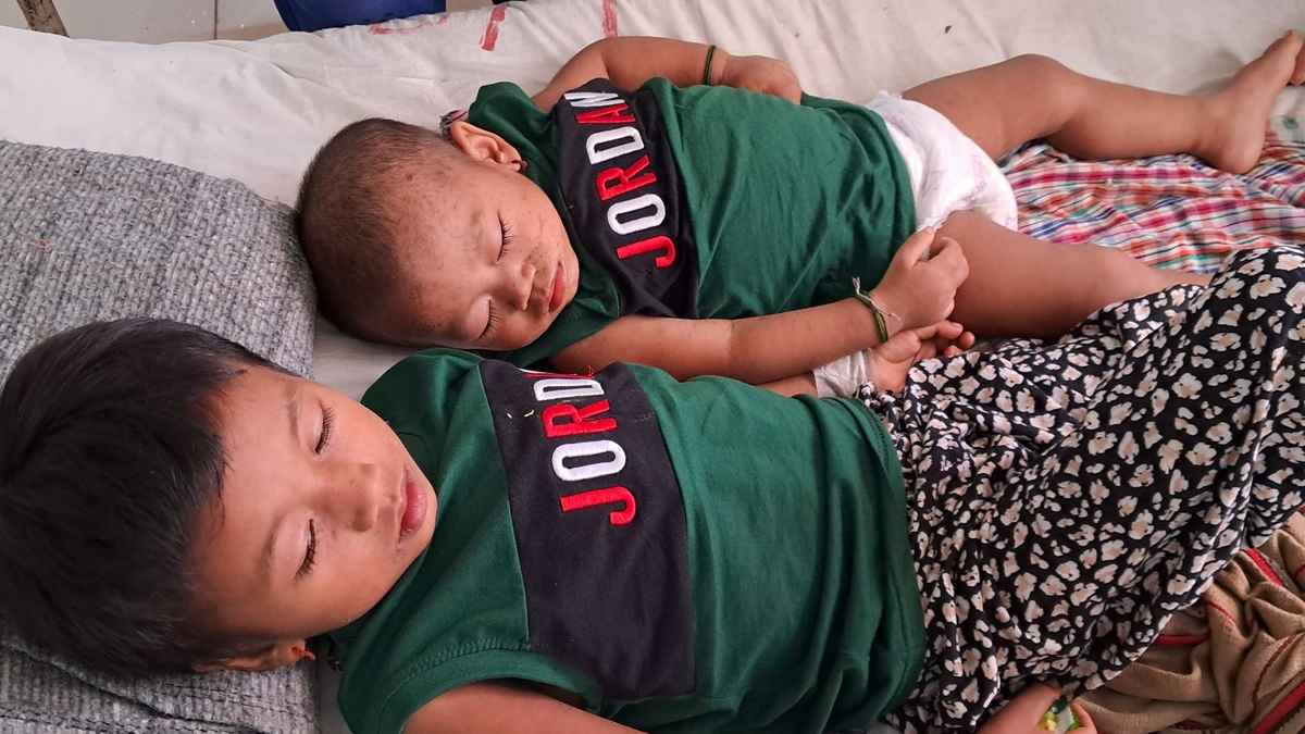 হামে আক্রান্ত দুই সন্তানের সেবা করতে করতেই অসুস্থ মা, পথেই হলো মৃত্যু