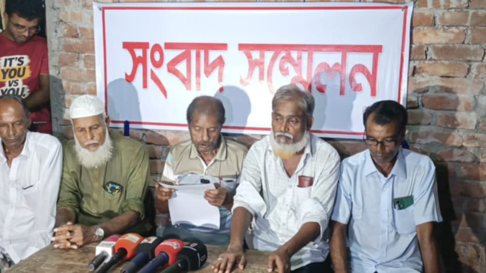 বরগুনায় জোরপূর্বক দীর্ঘদিন সম্পত্তি দখল করে রাখার অভিযোগে সংবাদ সম্মেলন