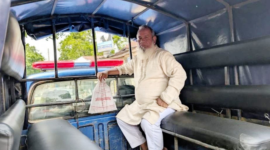 নওগাঁয় ৬ জানালা খুলে নেওয়ার অভিযোগে আত্রাইয়ের ইউপি চেয়ারম্যান অবরুদ্ধ