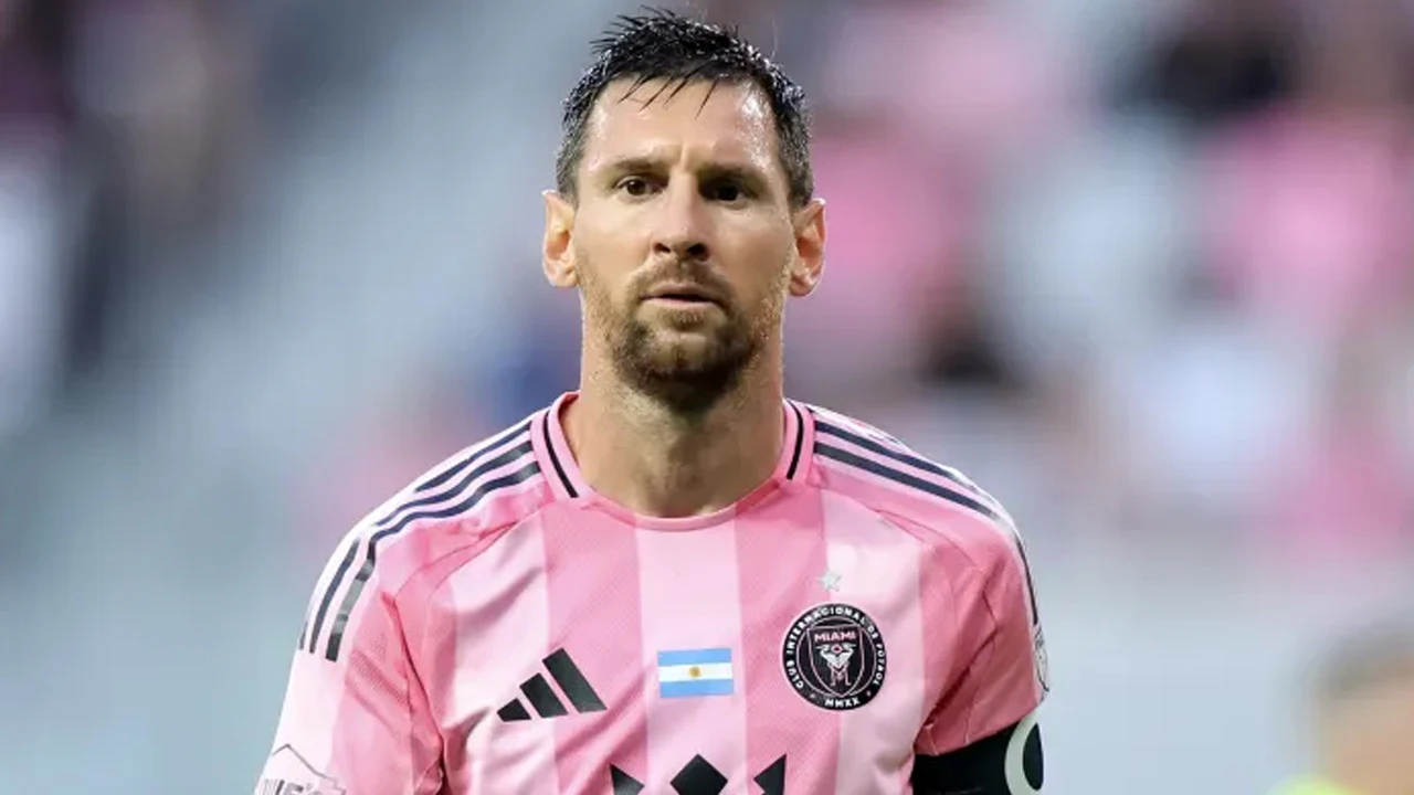 ফুটবল থেকে অনির্দিষ্টকালের বিরতিতে লিওনেল মেসি