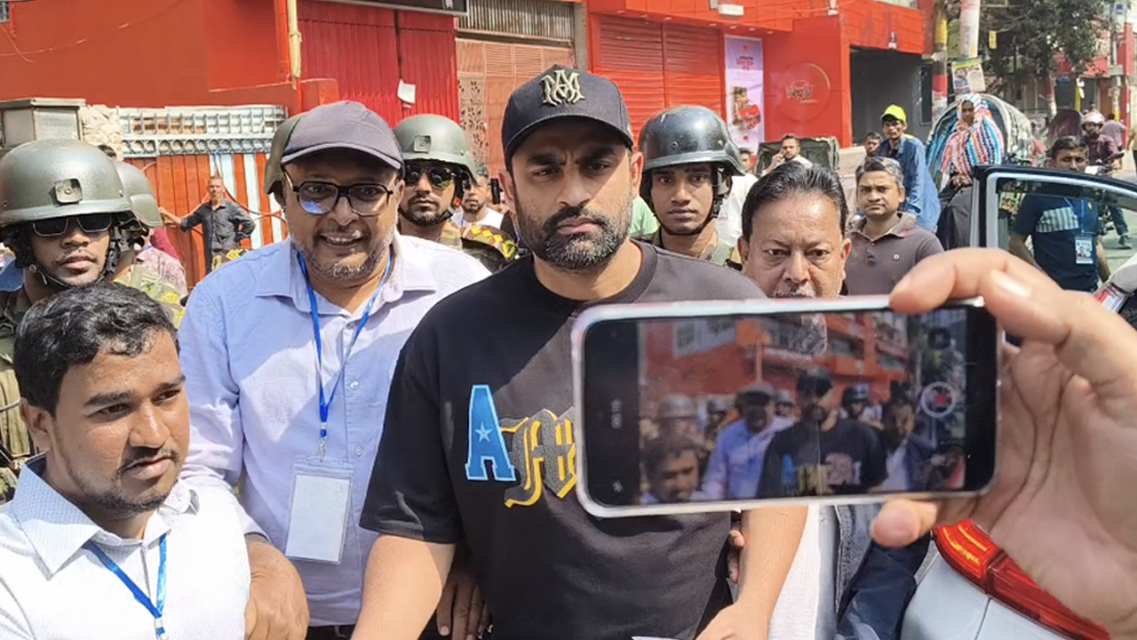 ৩৬ বছর বয়সে প্রথম ভোট দিয়ে যা বললেন তামিম ইকবাল