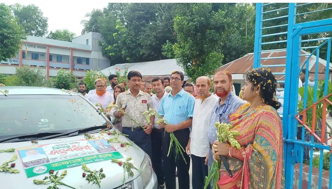 আলফাডাঙ্গায় ফুলসজ্জিত গাড়িতে ২ শিক্ষকের রাজকীয় বিদায়