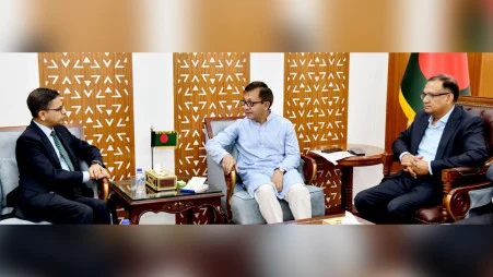 হরমুজ প্রণালি নিয়ে এখনই আতঙ্কের কিছু নেই : বাণিজ্যমন্ত্রী