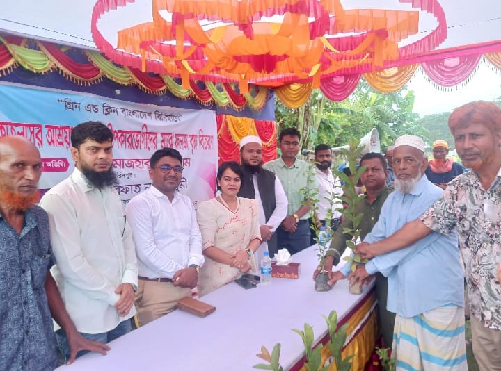 আলফাডাঙ্গায় উপজেলা প্রশাসনের ঔষধ- ঢেউ টিন ও  গাছের চারা বিতরণ