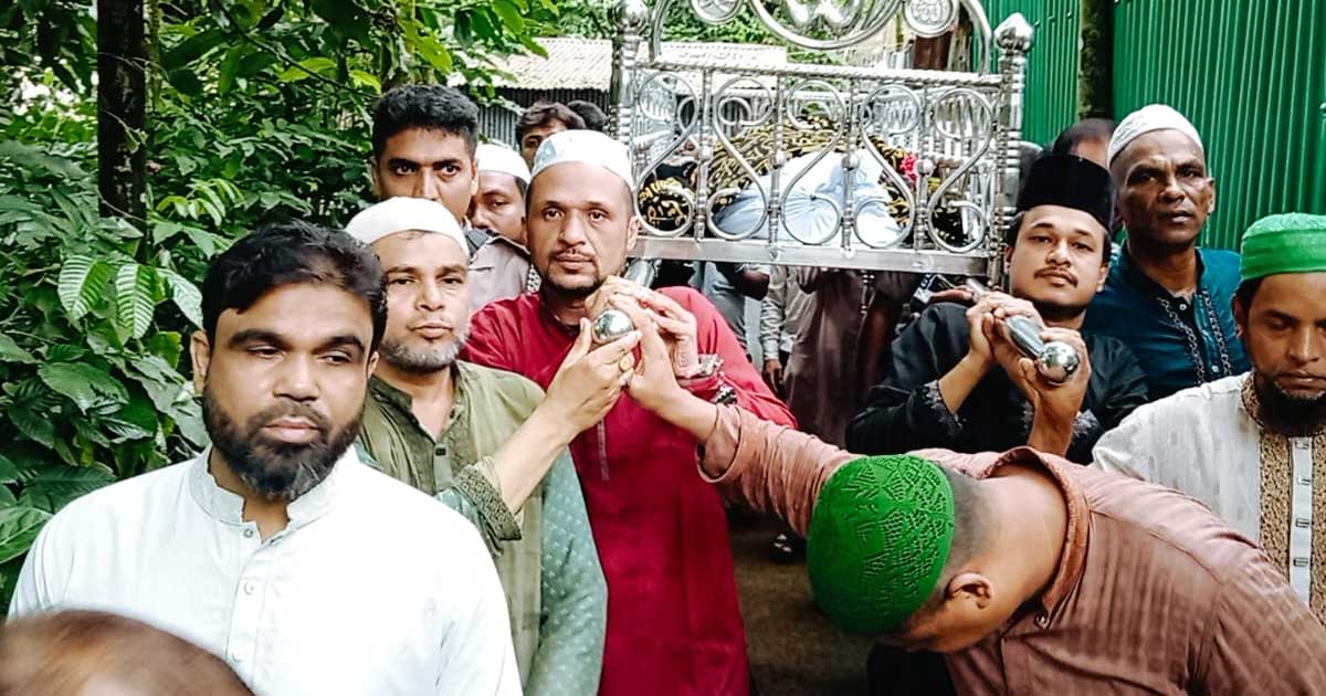 হাতকড়া পরা অবস্থায় বাবার জানাজায় অংশ নিলেন আ. লীগ নেতা