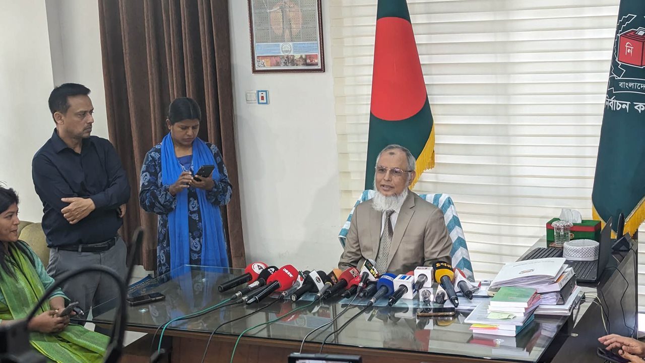 আদালতের নির্দেশ পেলে ভোট পুনর্গণনার সিদ্ধান্ত নেওয়া হবে : ইসি আনোয়ারুল