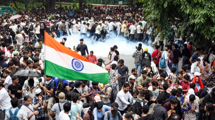 পতাকা হাতে তালাবদ্ধ যন্তর মন্তরে ঢুকে পড়লো ককোরোচ জনতা পার্টি