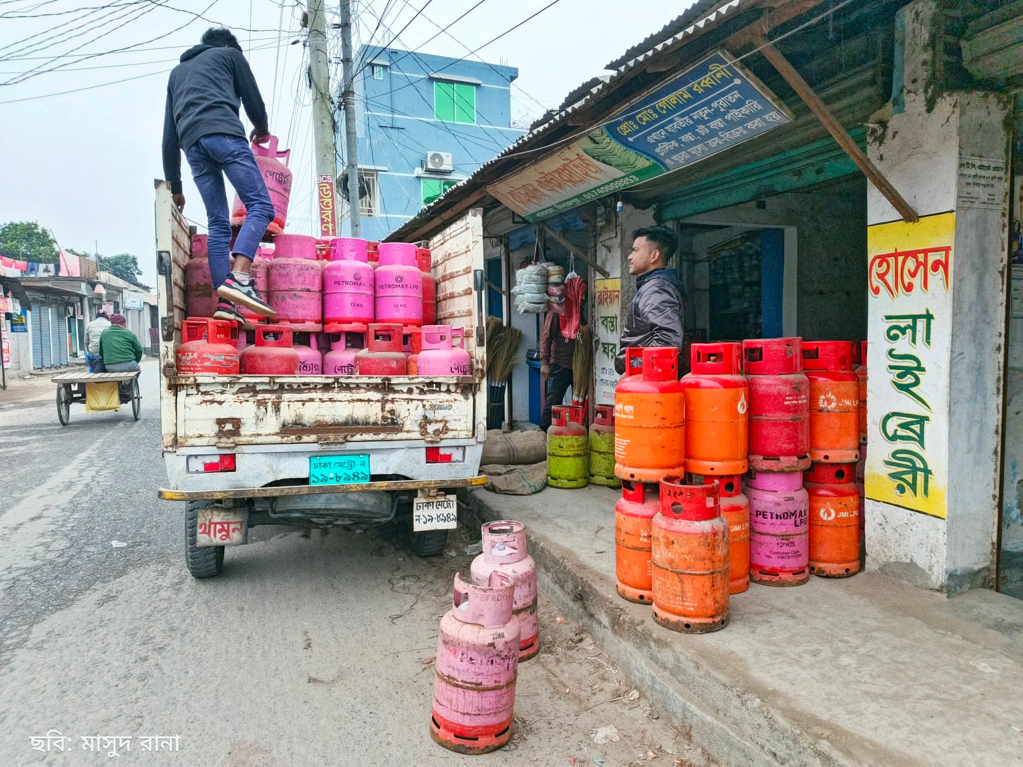 সরকারি দর উপেক্ষা করে এলপিজি বিক্রি