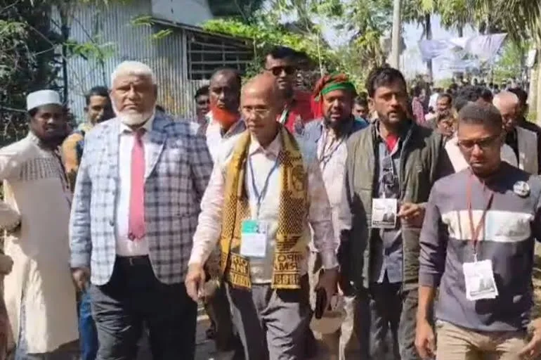 কলাপাড়া উপজেলা বিএনপির নেতৃবৃন্দ বিভিন্ন ভোটকেন্দ্র পরিদর্শন