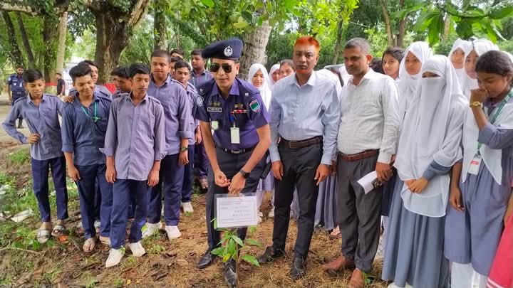 শ্রীপুর থানা পুলিশের উদ্যোগে বৃক্ষরোপন কর্মসূচী অনুষ্ঠিত