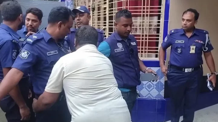 মাদক কারবারির বাড়িতে ঢোকার আগে নিজেদেরই দেহ তল্লাশি, ব্যাখ্যা দিল পুলিশ