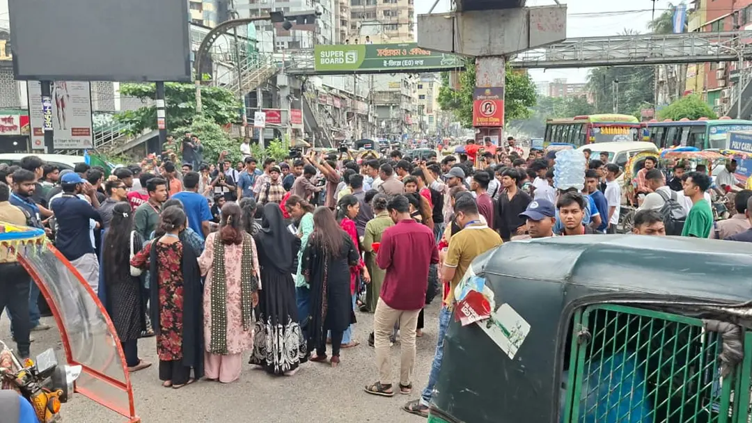 ‘দফা এক, দাবি এক—মিলনের পদত্যাগ’ স্লোগানে সাইন্সল্যাব অবরোধ