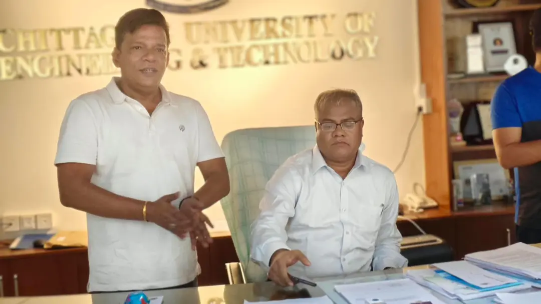 চুয়েটে শাটডাউন: ছাত্রদল নেতাদের সঙ্গে নিয়ে তালা ভেঙে নিজ দপ্তরে ঢুকলেন নতুন উপাচার্য