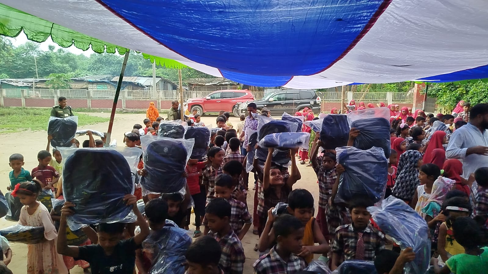 হরিপুরে শিক্ষার্থীদের হাতে স্কুল ব্যাগ ও খেলার সামগ্রী