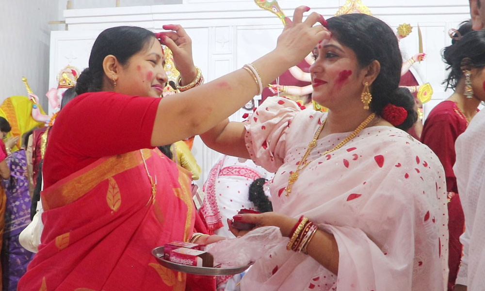 শারদীয় দুর্গোৎসব বিদায়ের আগে সিঁদুর খেলায় মাতোয়ারা নারীরা