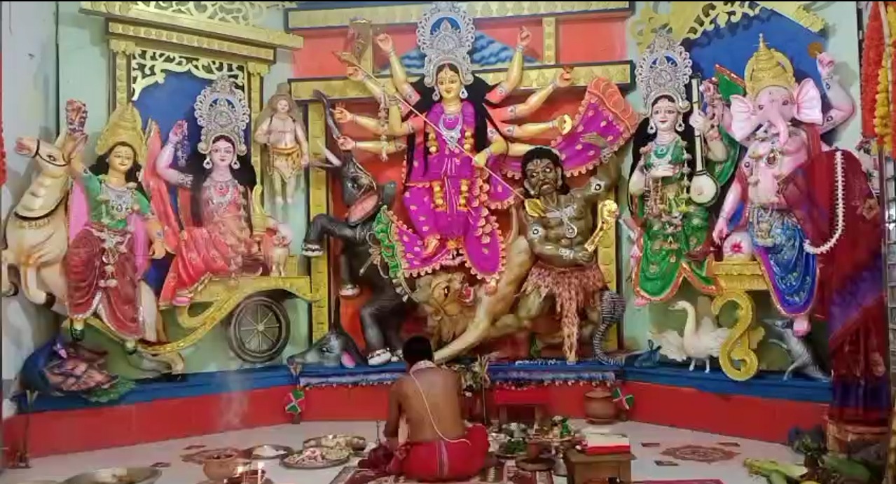 গলাচিপায় মহাষ্টমীতে মণ্ডপে মণ্ডপে অঞ্জলি