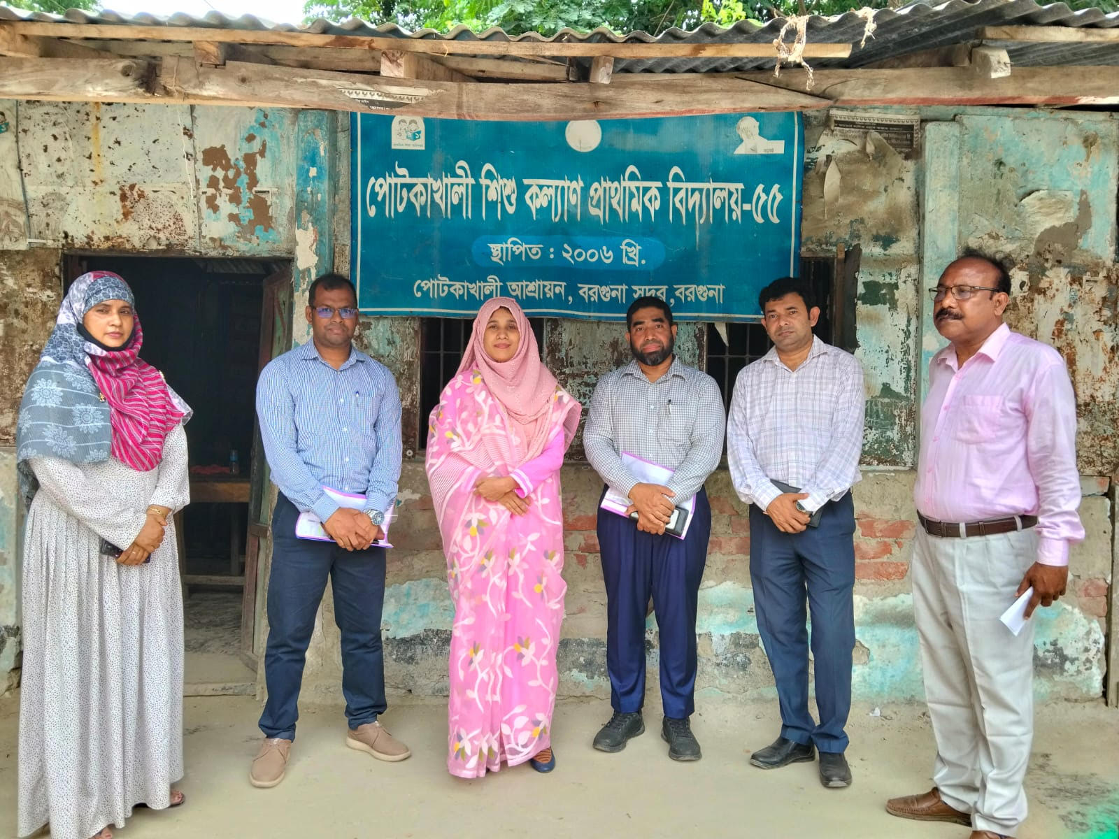 জরাজীর্ণ বিদ্যালয়,বিভিন্ন সড়ক এবং খাল খনন  পরিদর্শনে বরগুনার জেলা প্রশাসক