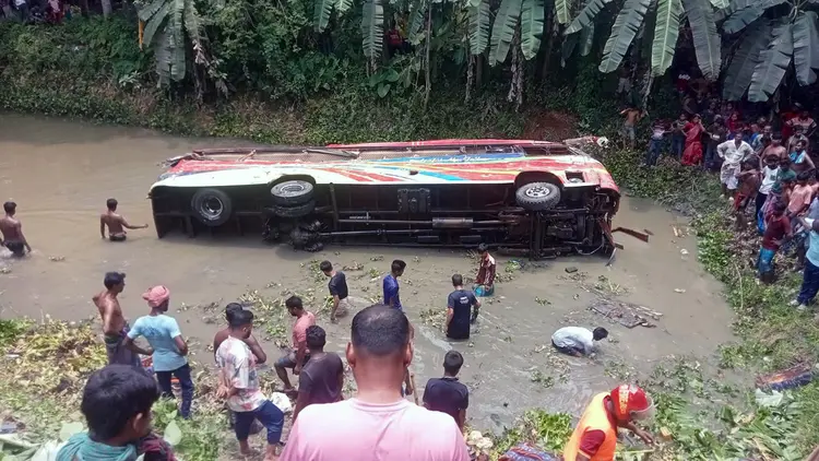 কুষ্টিয়ায় যাত্রীবাহী বাস ও ট্রাকের সংঘর্ষে নিহত ৪, আরও হতাহতের শঙ্কা