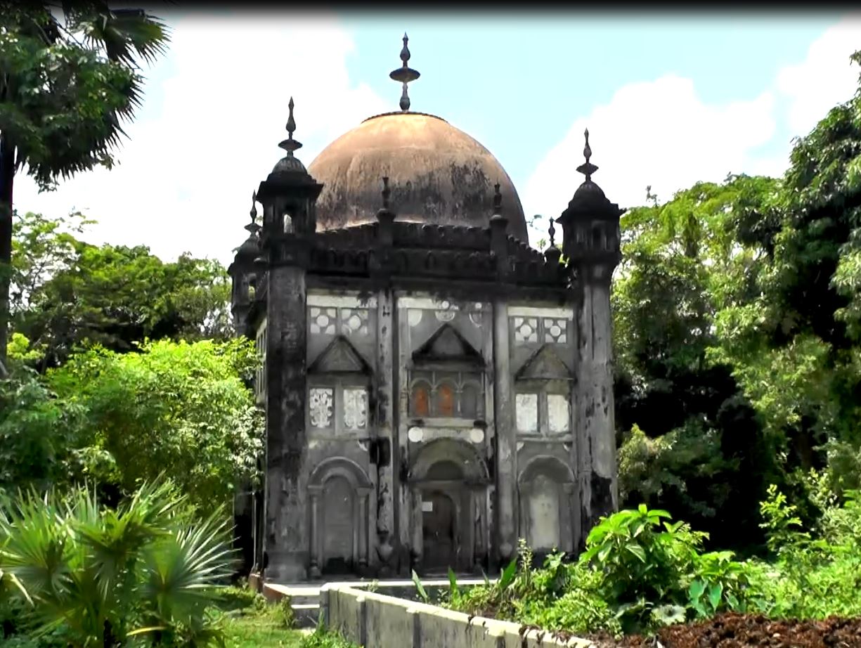 অযত্নে অবহেলায় ঝোপঝাড়ের মধ্যে পড়ে আছে রানীপুর মিয়াবাড়ির শাহী জামে মসজিদ