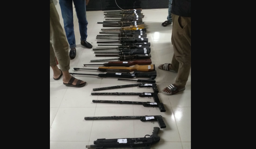 সুন্দরবনে র‍্যাবের বড় ধাক্কা: ৩৩ আগ্নেয়াস্ত্র উদ্ধার, অস্ত্রগুলো জমা দেওয়া হলো শরণখোলা থানায়