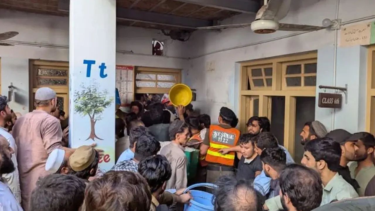 পাকিস্তানে স্কুলের ছাদধসে নিহতের সংখ্যা বেড়ে ২৮