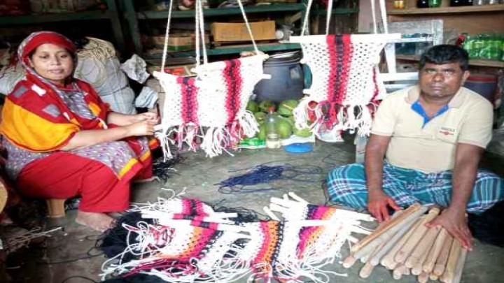 কালীগঞ্জে দোলনা তৈরি করে স্বচ্ছলতার ছোঁয়া